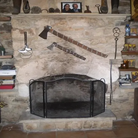 בית כפרי Thalou Stone House *