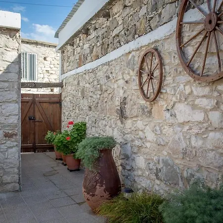Thalou Stone House Hétvégi ház *