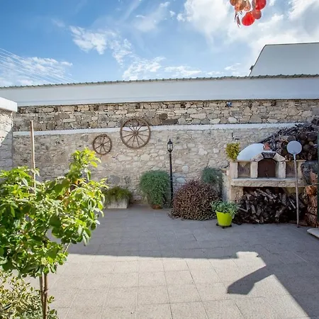 Hétvégi ház Thalou Stone House *